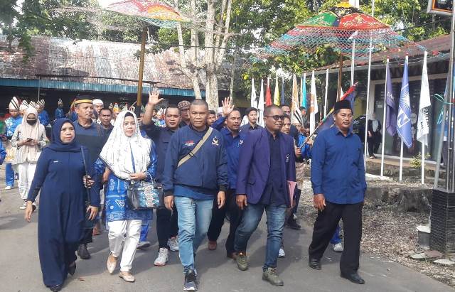 Partai Nasdem Kabupaten Banjar mengantarkan berkas pendaftaran bacaleg Kabupaten Banjar, Kamis (12/5/2023) ke KPU Kabupaten Banjar. (Foto: Katajari.com)