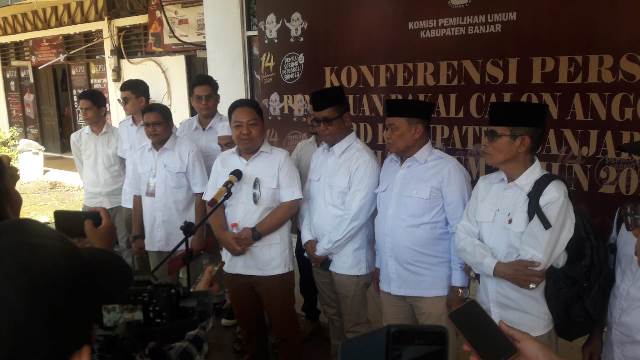 Ketua Partai Gerindra Kabupaten Banjar HM Rofiqi menggelar jumpa pers di KPU Kabupaten Banjar, Sabtu (13/5/2023) siang. (Foto: Katajari.com)