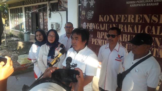 Ketua Partai Perindo Kabupaten Banjar Yoyo Priyo Sudono SH berikan keterangan pers, Minggu (14/5/2023) di KPU Kabupaten Banjar. (Foto: Katajari.com)