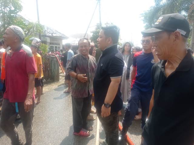 Ketua DPRD Kabupaten Banjar HM Rofiqi di lokasi kejadian di Desa Pekauman Ulu, Rabu (17/5/2023). (Foto: Katajari.com)