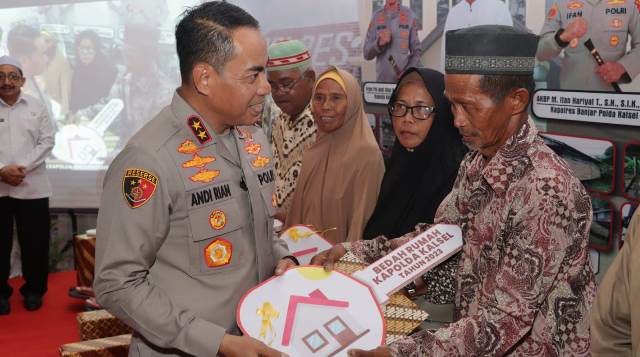 Kapolda Kalsel Irjen Pol Andi Rian Djajadi, S.I.K., M.H., serahkan simbolis duplikat kunci rumah warga kurang mampu di Desa Gudang Hirang Kecamatan Sungai Tabuk Kabupaten Banjar, Senin (22/5/2023). (Foto: Humas Polres Banjar/Katajari.com)