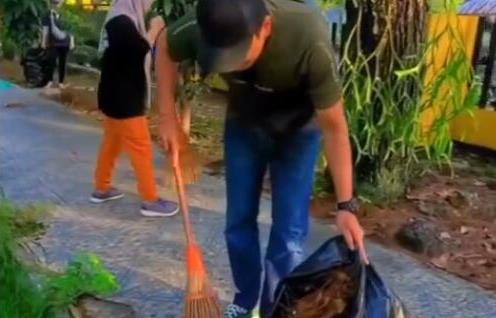 Dinas Kehutanan (Dishut) Provinsi Kalimantan Selatan (Kalsel) menggelar aksi bersih sampah di lingkungan kantor, Jumat (26/5/2023). (Foto: Dishut Kalsel/Katajari.com)