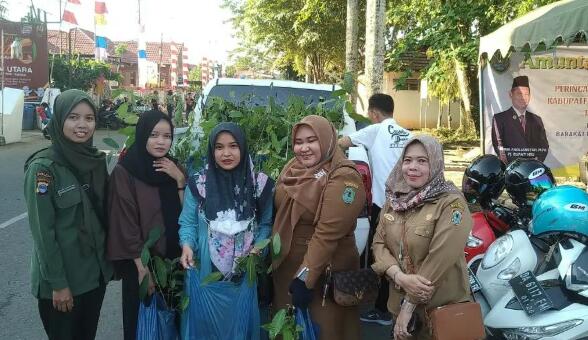 Kesatuan Pengelolaan Hutan (KPH) Balangan membagikan bibit pohon gratis dalam meriahkan rangkaian acara Hari Jadi Kabupaten Balangan dan Hulu Sungai Utara (HSU). (Foto: Dishut Kalsel/Katajari.com)