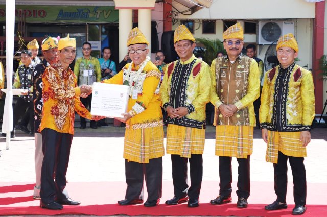 Prosesi puncak peringatan Hari Jadi ke-71 Kabupaten Hulu Sungai Utara (HSU) di Halaman Kantor Bupati setempat, Kota Amuntai, Kamis (11/5/2023).(Foto: Adpim Setdaprov Kalsel/Katajari.com)