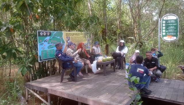 Dinas Kehutanan (Dishut) Provinsi Kalimantan Selatan (Kalsel) mengunjungi stasiun riset bekantan di Pulau Curiak, Kecamatan Anjir Muara, Kabupaten Barito Kuala, Selasa (6/6/2023). (Foto: Dishut Kalsel/Katajari.com)
