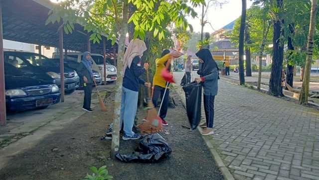 Menanamkan budaya kebersihan dengan bergotong royong bagi seluruh pegawai Dinas Kehutanan (Dishut) Provinsi Kalimantan Selatan (Kalsel) rutin diagendakan dengan kerja bakti pembersihan lingkungan kantor, Selasa (20/6/2023) pagi. (Foto: Dishut Kalsel/Katajari.com)