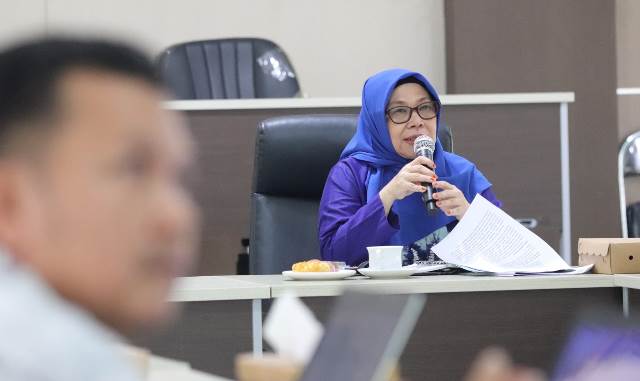 Kabid Planalogi dan Pemanfaatan Hutan Dishut Kalsel Rolena Kinawati membuka rapat rekonsiliasi PNPB, Jumat (16/6/2023). (Foto: Dishut Kalsel/Katajari.com)