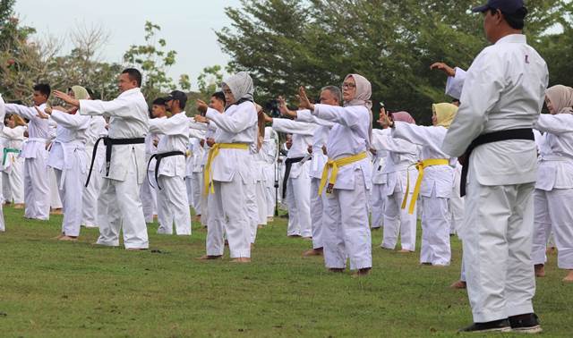 Pegawai Dinas Kehutanan (Dishut) Provinsi Kalimantan Selatan (Kalsel) ikut serta latihan akbar karate bersama Gubernur Kalsel H. Sahbirin Noor (Paman Birin) di halaman Sekretariat Daerah Provinsi Kalsel, Jumat (16/6/2023) pagi. (Foto: Dishut Kalsel/Katajari.com)