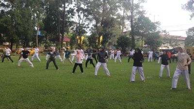 Latihan karate bersama diikuti seluruh staf Dishut Kalsel dan Polisi Kehutanan lingkup Dishut Kalsel di halaman terbuka Kantor Dishut Prov Kalsel, sebagaimana Rabu (21/6/2023). (Foto: Dishut Kalsel/Katajari.com)