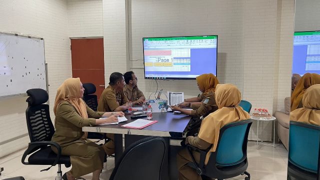 Tim dari Inspektorat Daerah Kabupaten Banjar dipimpin Ir. Askan Noor melaksanakan pendampingan atas penilaian mandiri Kepatuhan dan Kinerja Intern Bappedalitbang Kabupaten Banjar, Senin (05/06/2023). (Foto: Bappedalitbang Kabupaten Banjar/Katajari.com)