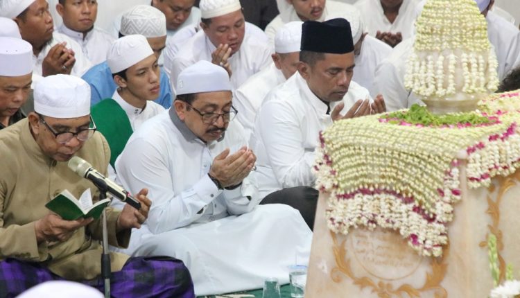 Peringatan haul ke 12 KH M Djazouly Fadhil Seman (Abah Anang Djazouly) bin KH Seman Kadir, dilaksanakan di area makam almarhum di Komplek Pangeran Antasari Martapura, Sabtu (10/6/2023) malam. (Foto: Kominfo Kabupaten Banjar/Katajari.com)