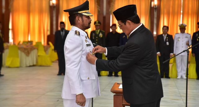 Gubernur Kalimantan Selatan (Kalsel) H Sahbirin Noor atau Paman Birin melantik Zackly Asswan sebagai Penjabat Bupati Hulu Sungai Utara (HSU), Rabu (21/6/2023) di Mahligai Pancasila, Banjarmasin. (Foto: Adpim Setdaprov Kalsel/Katajari.com)