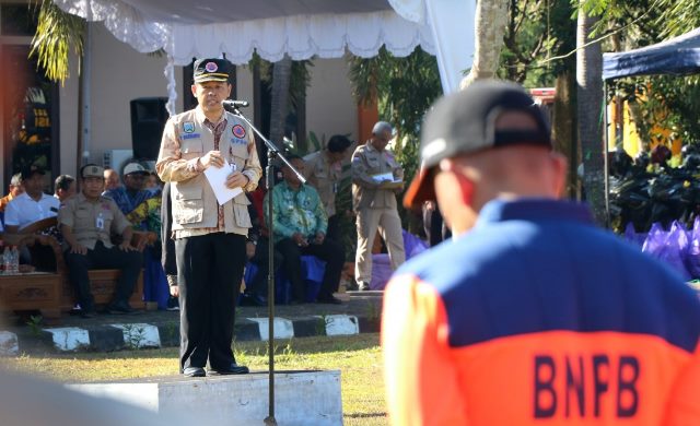 Asisten Administrasi Umum Setda Banjar Rakhmat Dhani memimpin apel Siaga Penanggulangan Bencana Kebakaran Hutan dan Lahan (Karhutla) dan Kekeringan Tahun 2023, di halaman kantor BPBD Banjar, Jalan Sekumpul Ujung Martapura, Kamis (22/6/2023) pagi. (Foto: Kominfo Kabupaten Banjar/Katajari.com)