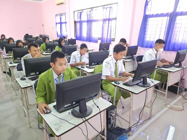 Pelaksanakan UAS untuk semester Genap Tahun Pelajaran (TP) 2022/2023 siswa kelas X dan XI SMK PP Negeri Banjarbaru. (Foto: Tim Ekspos SMK PP Negeri Banjarbaru/Katajari.com)