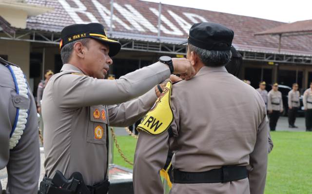 Kapolres Banjar AKBP M. Ifan Hariyat T., S.H., S.I.K., M.H, memimpin langsung jalannya apel dan pengukuhan Polisi RW, Senin (19/6/2023) di Halaman Mako Polres Banjar di Martapura. (Foto: Humas Polres Banjar/Katajari.com)