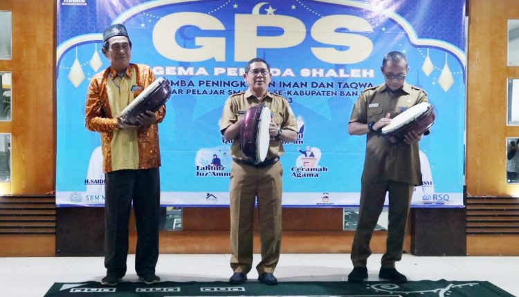 Asisten Perekonomian dan Pembangunan Ikhwansyah (tengah) buka Gema Pemuda Shaleh (GPS) Lomba Peningkatan Iman dan Takwa yang digelar Dinas Kebudayaan Kepemudaan Olahraga dan Pariwisata (Disbudporapar) Kabupaten Banjar, di Guest House Sultan Sulaiman, Martapura, Selasa (20/6/2023) pagi. (Foto: Kominfo Kabupaten Banjar/Katajari.com)