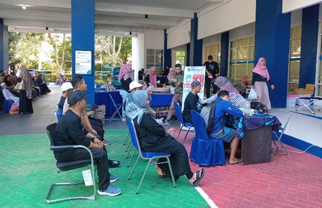 PT. Air Minum Intan Banjar (Perseroda) mengadakan kegiatan donor darah dan sunatan massal di kawasan kantor pusat setempat di Jalan Pangeran Hidayatullah Kota Banjarbaru, Sabtu (24/6/2023). (Foto: Katajari.com)