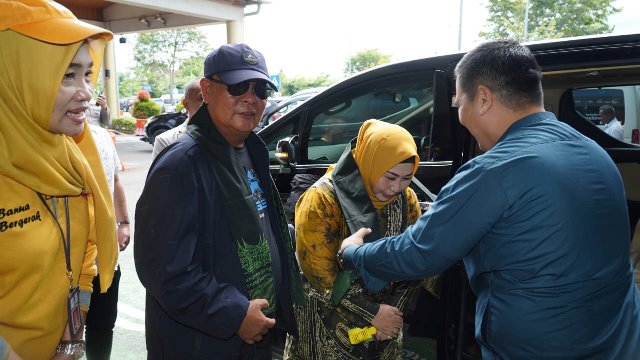 Gubernur Kalsel H. Sahbirin Noor atau Paman Birin beserta istri Hj. Raudatul Jannah tiba di Bandara Internasional Minangkabau, Padang, Sumatera Barat, Jumat (9/6/2023) siang. (Foto: Adpim Setdaprov Kalsel/Katajari.com)