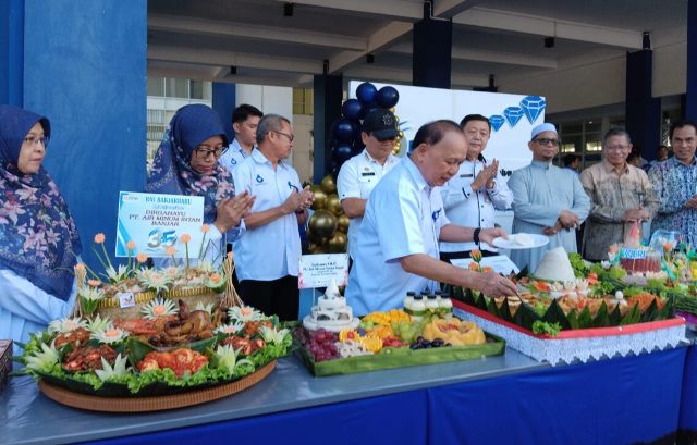 Perayaan HUT ke 35 PT Air Minum Intan Banjar ditandai pemotongan tumpeng oleh Direktur Syaiful Anwar, diadakan di halaman kantor setempat di Jalan Pangeran Hidayatullah Kota Banjarbaru, Rabu (21/6/2023). (Foto: Humas PT Air Minum Intan Banjar/Katajari.com)