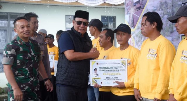 Paman Birin menyerahkan bantuan Rumah Tidak Layak Huni (RTLH) untuk korban bencana dan kumuh se-Kalimantan Selatan, berikut di Kabupaten Banjar, Sabtu (8/7/2023) di Martapura Barat. (Foto: Adpim Setdaprov Kalsel/Katajari.com)