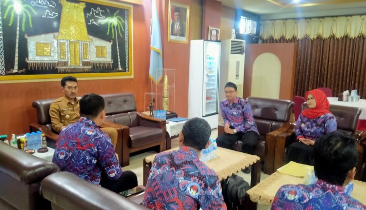 PPDI Kabupaten Banjar yang terdiri dari beberapa perangkat desa di Kabupaten Banjar menggelar audiensi dengan Bupati Banjar H Saidi Mansyur didampingi Kabag Kesra Setda Sawiyan dan instansi terkait, di Mahligai Sultan Adam lantai 1 Martapura, Senin (10/7/2023) pagi. (Foto: Kominfo Kabupaten Banjar/Katajari.com)