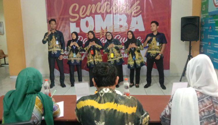 Rumah Sakit Umum Daerah (RSUD) Ratu Zalecha Martapura menggelar lomba paduan suara bagi para karyawannya, di lobi lantai 2 rumah sakit setempat, Kamis (27/7/2023) pagi. (Foto: Kominfo Kabupaten Banjar/Katajari.com)