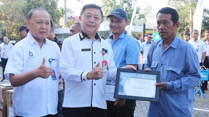 PT Air Minum Intan Banjar (Perseroda) memberikan penghargaan kepada pelanggan pada perayaan HUT ke 35 di halaman kantor setempat di Jalan Pangeran Hidayatullah, Kota Banjarbaru, Provinsi Kalimantan Selatan, Rabu (21/6/2023). (Foto: Humas PT Air Minum Intan Banjar/Katajari.com)