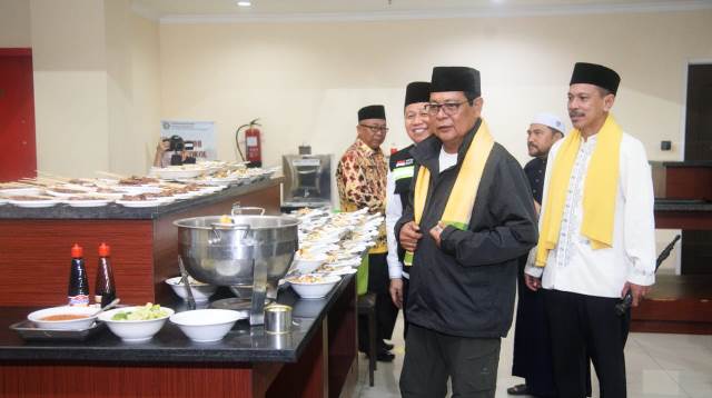 Kedatangan jamaah haji Kloter 1 asal Kabupaten Banjar disambut langsung Gubernur Kalimantan Selatan H. Sahbirin Noor atau Paman Birin,  Senin (10/7/2023) dinihari. (Foto: Adpim Setdaprov Kalsel/Katajari.com)