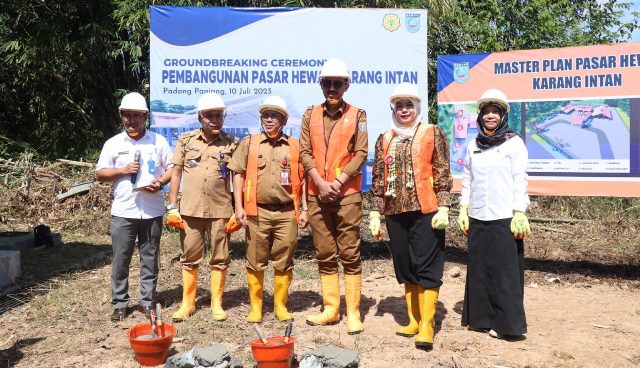 Bupati Banjar H Saidi Mansyur meresmikan pembangunan Pasar Hewan Karang Intan tahap 1 sekaligus Grounbreaking pembangunan tahap 2, di Desa Padang Panjang, Kecamatan Karang Intan, Kabupaten Banjar, Senin (10/7/2023) pagi. (Foto: Kominfo Kabupaten Banjar/Katajari.com)