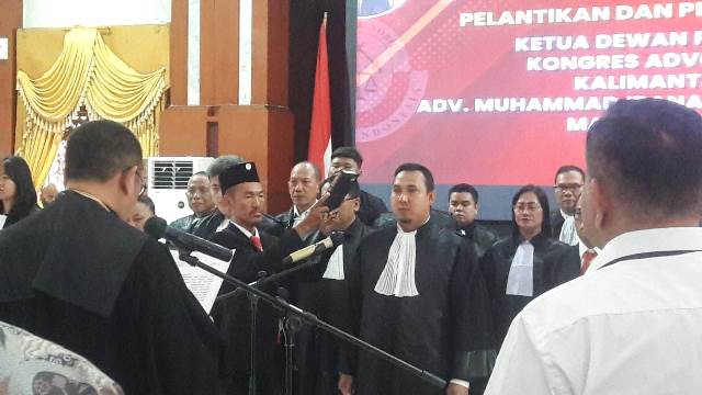 Presiden Dewan Pimpinan Pusat (DPP) Kongres Advokat Indonesia (KAI) Adv Dr Tjoetjoe Sandjaya Hernanto SH MH CIA CIL CLI CRA secara resmi melantik dan mengukuhkan Adv M Irana Yudiartika SH MH CIL sebagai ketua DPD KAI Provinsi Kalimantan Selatan (Kalsel) masa bakti 2023-2028. (Foto: Katajari.com)