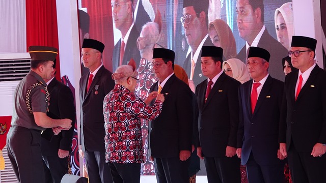 Gubernur Kalimantan Selatan (Kalsel) H Sahbirin Noor atau Paman Birin meraih Satyalancana Wira Karya dari Presiden RI Joko Widodo, Kamis (6/7/2023) di Kabupaten Banyuasin Provinsi Sumatera Selatan. (Foto: Adpim Setdaprov Kalsel/Katajari.com)