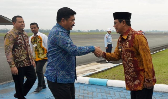 Menteri Agraria Tata Ruang (ATR)/Kepala Badan Pertanahan Nasional (BPN) Hadi Tjahjanto tiba di Kalimantan Selatan (Kalsel) pada Kamis (13/7/2023) pagi. (Foto: Adpim Setdaprov Kalsel/Katajari.com)