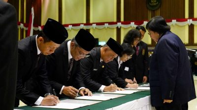 Dr Hanif Faisol Nurofiq SHut MP dilantik menjadi Direktur Jenderal (Dirjen) Planologi Kehutanan dan Tata Lingkungan (PKTL) oleh Menteri LHK  Siti Nurbaya  Bakar di Jakarta bersama 4 pejabat eselon 1 lainnya, Selasa (1/8/2023). (Foto: KLHK/Katajari.com)