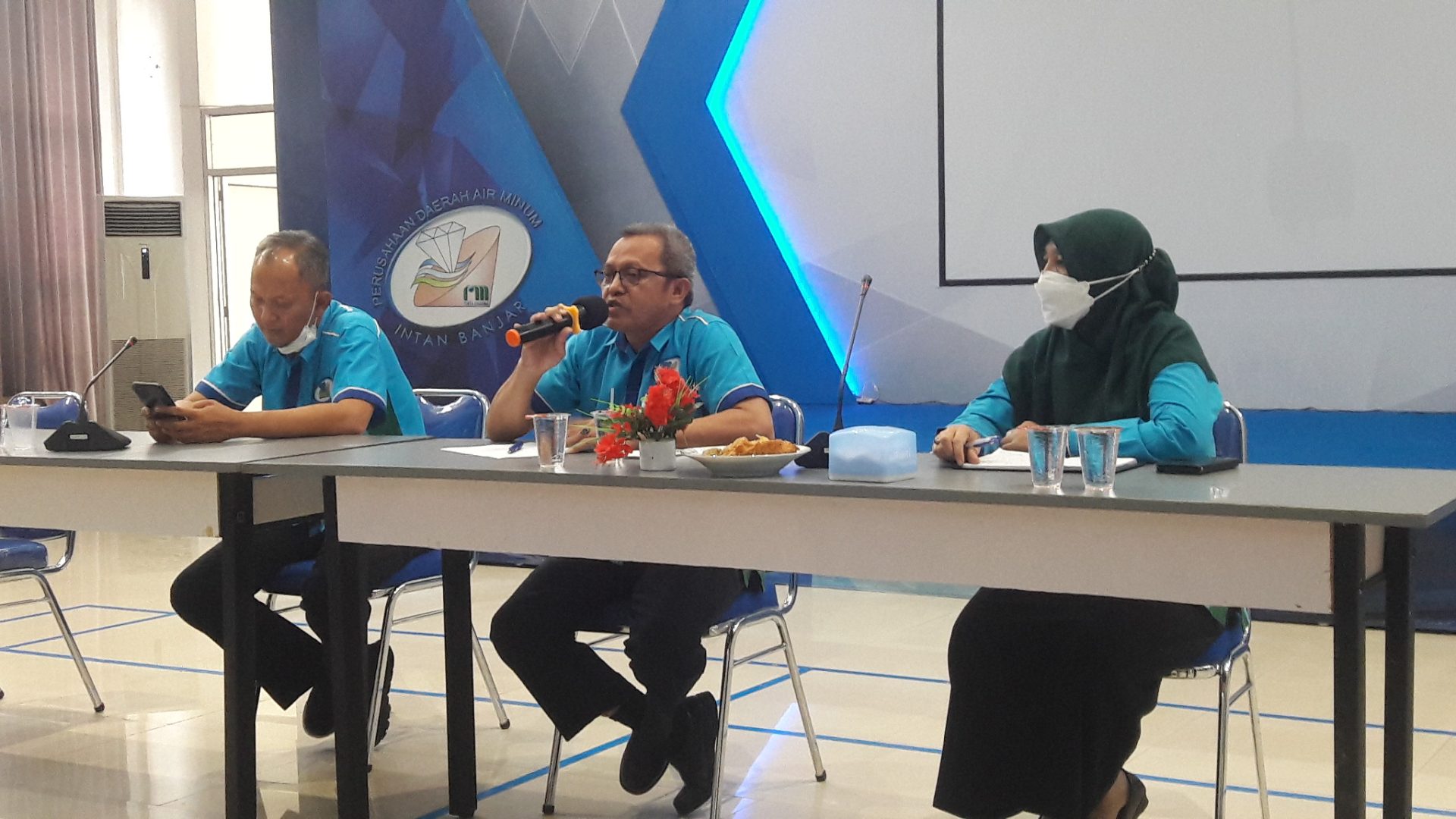 Direktur Umum PT Air Minum Intan Banjar (Perseroda), Abdullah Saraji (tengah). (Foto: Katajari.com)