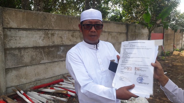 H Ahmad Husaini memperlihatkan Surat Keterangan Riwayat Tanah, Rabu (30/8/2023) siang. (Foto: Katajari.com)