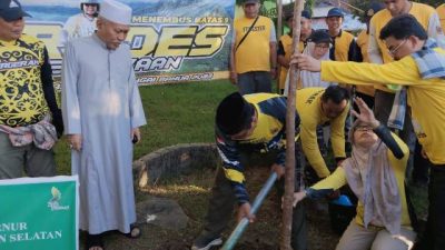 Penanaman Bibit Pohon Mahoni oleh Gubernur Kalimantan Selatan (Kalsel) H Sahbirin Noor atau Paman Birin, Rabu (9/8/2023) di Martapura. (Foto: Dishut Kalsel/Katajari.com)