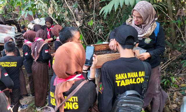 Perkenalan terhadap Madu Kelulut menjadi materi topik  yang dikenalkan pada pertemuan Saka Wana Bakti, bertempat di Aula Kesatuan Pengelolaan Hutan (KPH) Tabalong, Sabtu (12/08/2023). (Foto: KPH Tabalong/Katajari.com)