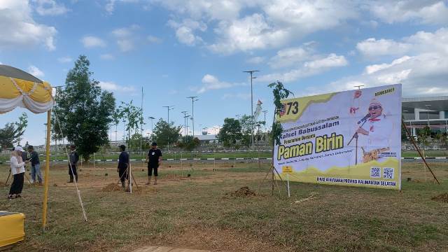 Dishut Kalsel menyiapkan acara penanaman massal bibit pohon dengan mengadakan kegiatan gotong royong dan pengecekan oleh Protokol Pemprov Kalsel untuk persiapan acara, Kamis (17/8/2023). (Foto: Dinas Kehutanan Kalsel/Katajari.com)