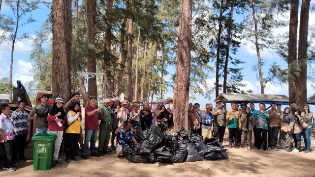 Aksi Bersih Sampah di Pantai Cemara Asri Kawasan Taman Wisata Alam (TWA) Pelaihari, Kamis (10/08/2023). (Foto: KPH Tanah Laut/Katajari.com)