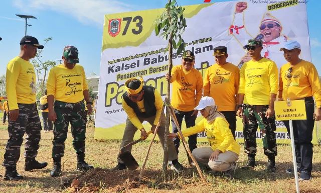 Gubernur Kalimantan Selatan (Kalsel) H Sahbirin Noor mempelopori penanaman 1600 bibit pohon penghijauan di kawasan Bandara Internasional Syamsudin Noor di Banjarbaru, Jumat (18/8/2023). (Foto: Dinas Kehutanan Kalsel/Katajari.com)