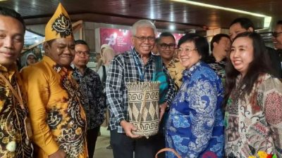 Stan Kelompok Tani Hutan (KTH) binaan dari Dinas Kehutanan (Dishut) Provinsi Kalimantan Selatan (Kalsel) mendapatkan perhatian dan kunjungan Menteri Kementerian Lingkungan Hidup dan Kehutanan (KLHK), Siti Nurbaya Bakar. (Foto: Dinas Kehutanan Kalsel/Katajari.com)