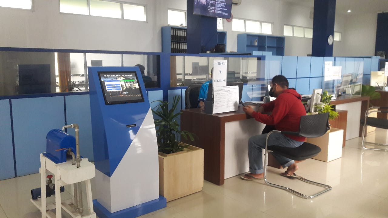 Karyawan PT Air Minum Intan Banjar (Perseroda) melayani pelanggan. (Foto: Katajari.com)