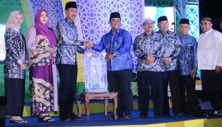 Kontingen Kecamatan Sambung Makmur keluar sebagai juara umum Musabaqah Tilawatil Quran (MTQ) Nasional ke XLVI Tingkat Kabupaten Banjar Li Syi’aril Islam tahun 2023, di Kecamatan Gambut, Senin (7/8/2023) malam. (Foto: Kominfo Kabupaten Banjar/Katajari.com)