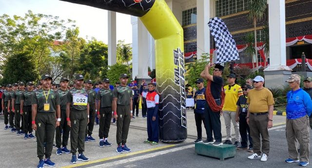 Gubernur Kalimantan Selatan H. Sahbirin Noor atau Paman Birin melepas peserta lomba gerak jalan 20 K di halaman kantor Sekdaprov Kalsel, Banjarbaru, Minggu (13/8/2023) pagi. (Foto: Adpim Setdaprov Kalsel/Katajari.com)