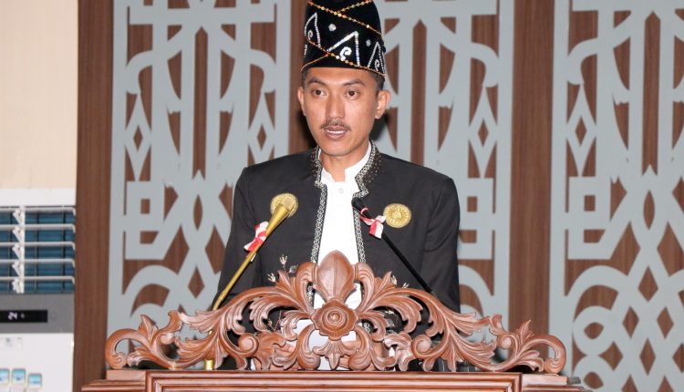 Bupati Banjar H Saidi Mansyur saat Rapat Paripurna DPRD dengan agenda Peringatan Hari Jadi ke 73 Kabupaten Banjar Tahun 2023, di Ruang Paripurna Lantai II, Gedung DPRD Kabupaten Banjar, Senin (14/8/2023). (Foto: Kominfo Kabupaten Banjar/Katajari.com)