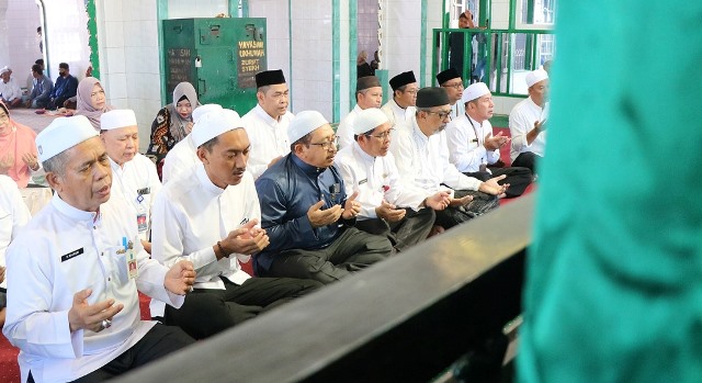 Ziarah ke makam Syekh Muhammad Arsyad Al Banjary atau yang lebih dikenal Datuk Kelampaian, Kecamatan Astambul, Kabupaten Banjar, Rabu (16/8/2023) pagi. (Foto: Kominfo Kabupaten Banjar/Katajari.com)