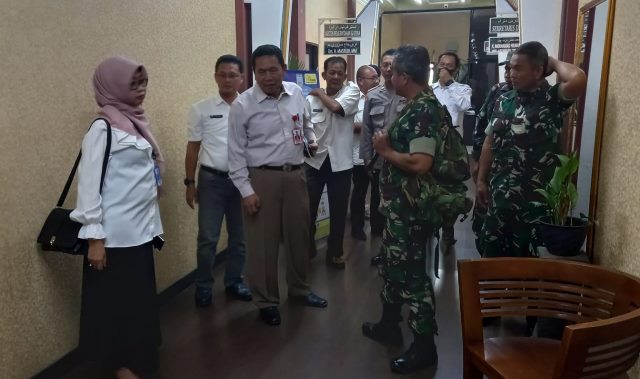 Kepala Pelaksana Badan Penanggulangan Bencana Daerah (BPBD) Kabupaten Banjar Warsita, usai mengikuti rapat penanganan karhutla bersama Sekda Banjar HM Hilman, di ruang kerja Sekda, Rabu (16/8/2023) pagi. (Foto: Kominfo Kabupaten Banjar/Katajari.com)