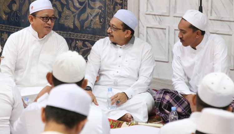 Salat magrib dan hajat berjamaah diimami oleh KH Sa’dudin (kiri), imam Musala Ar Raudhah Sekumpul Martapura, Sabtu (19/8/2023) malam. (Foto: Kominfo Kabupaten Banjar/Katajari.com)