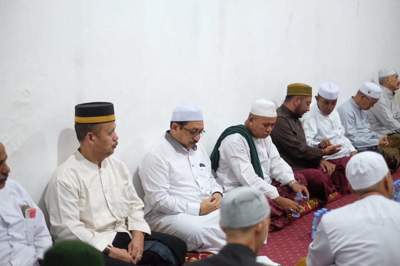 Haul ke-15 Al Mukarram Al Habib Ali bin Habib Abdul Qodir Al Jufri, di kubah almarhum Jalan Barintik Nomor 23 Kelurahan Jawa, Martapura, Sabtu (19/8/2023) malam. (Foto: Kominfo Kabupaten Banjar/Katajari.com)