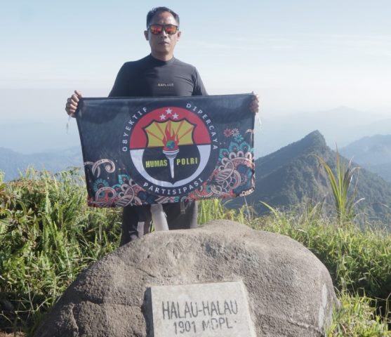 Kapolres Tabalong AKBP Anib Bastian, S.I.K., M.H diwakili Aiptu Irawan Yudha Pratama mengikuti Upacara Hari Kemerdekaan Republik Indonesia ke-78 pada Kamis (17/08/2023) siang bertempat di Puncak Gunung Halau-Halau 1901 Mdpl. (Foto: Polres Tabalong/Katajari.com)